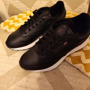 Size 7 in men is equivalent to 9 in women